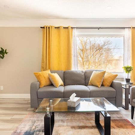 Entire 2 Bedroom Apartment Downtown - U3 วอเตอร์ลู ภายนอก รูปภาพ