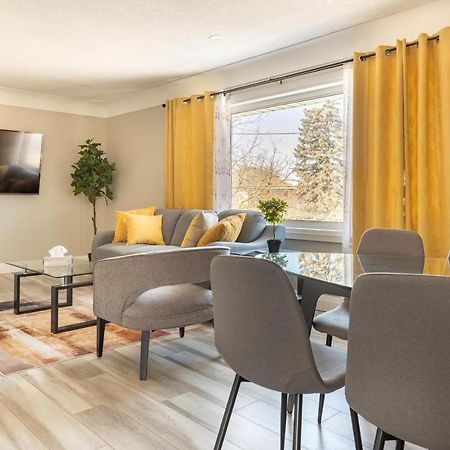 Entire 2 Bedroom Apartment Downtown - U3 วอเตอร์ลู ภายนอก รูปภาพ