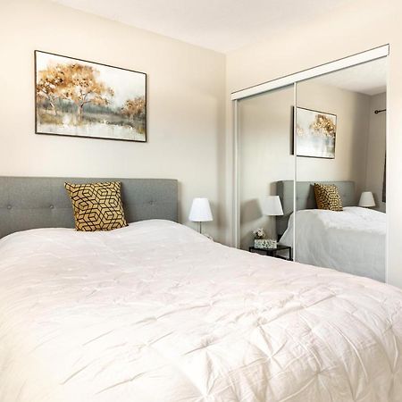 Entire 2 Bedroom Apartment Downtown - U3 วอเตอร์ลู ภายนอก รูปภาพ