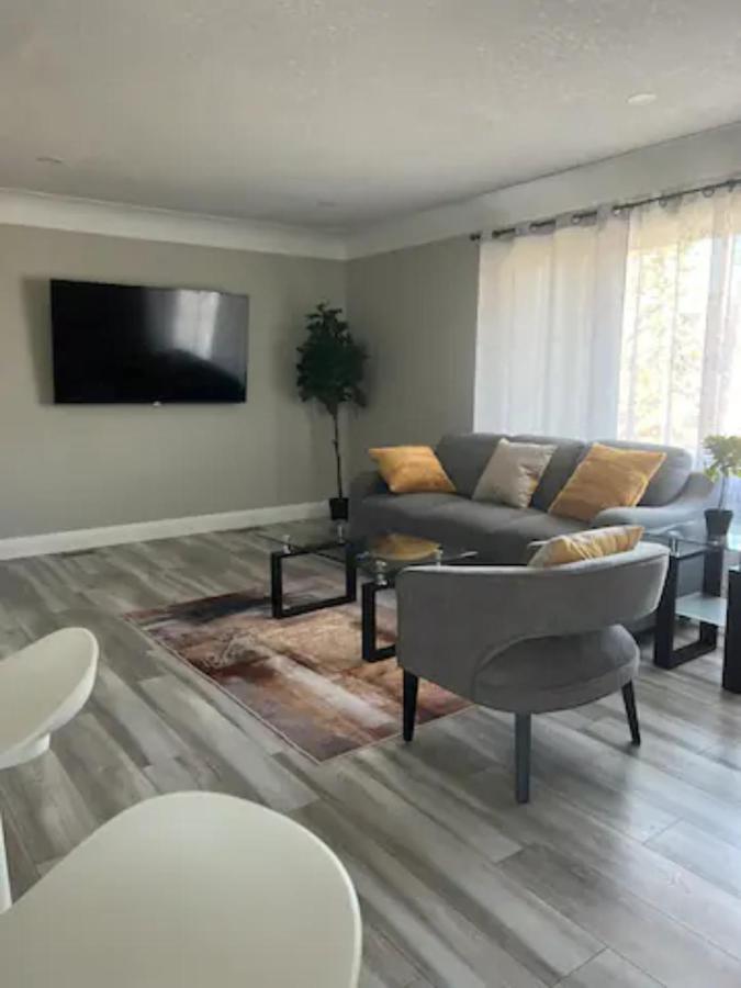 Entire 2 Bedroom Apartment Downtown - U3 วอเตอร์ลู ภายนอก รูปภาพ