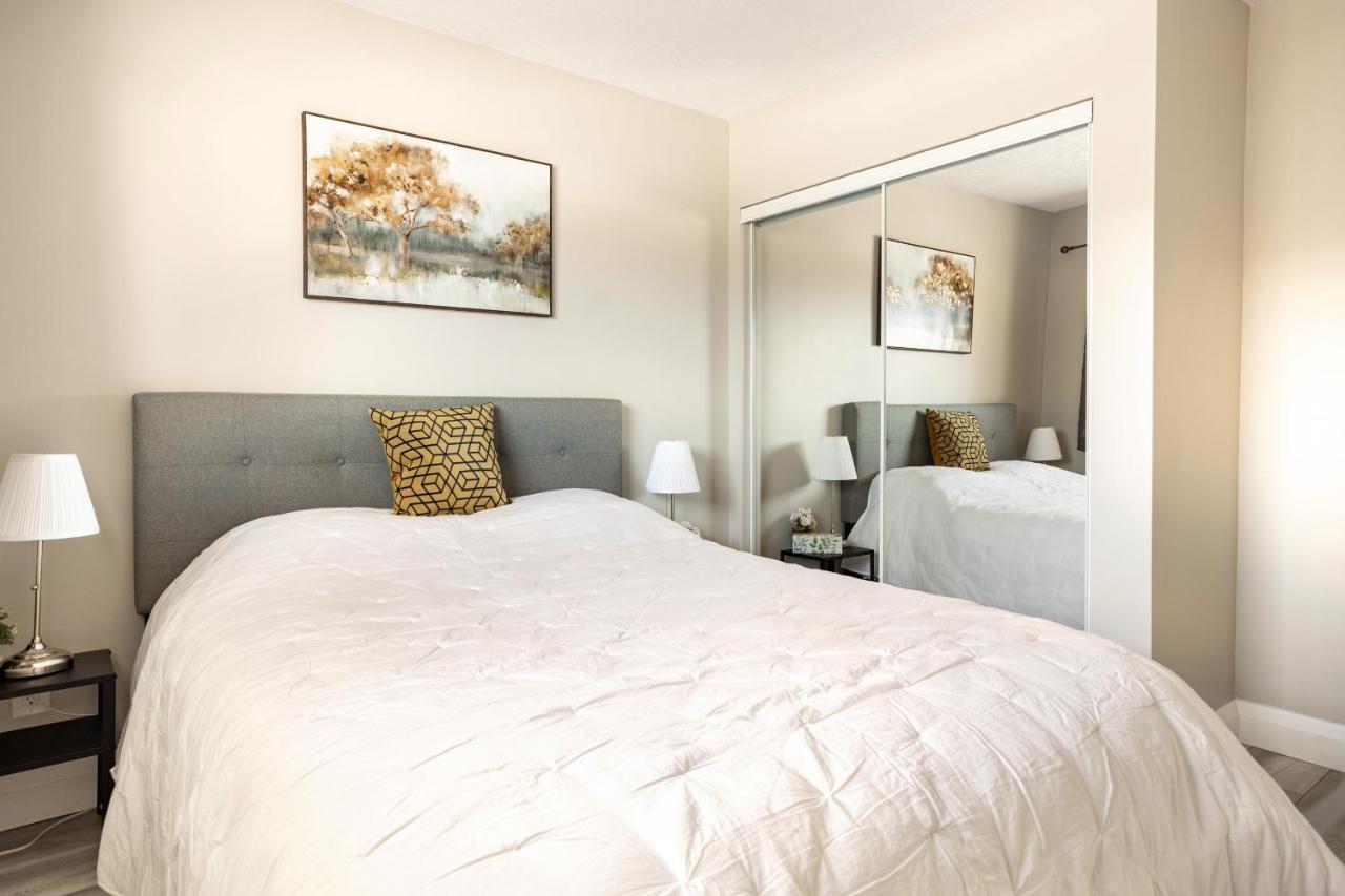Entire 2 Bedroom Apartment Downtown - U3 วอเตอร์ลู ภายนอก รูปภาพ