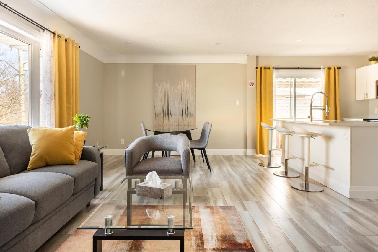 Entire 2 Bedroom Apartment Downtown - U3 วอเตอร์ลู ภายนอก รูปภาพ