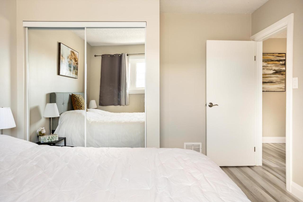 Entire 2 Bedroom Apartment Downtown - U3 วอเตอร์ลู ภายนอก รูปภาพ