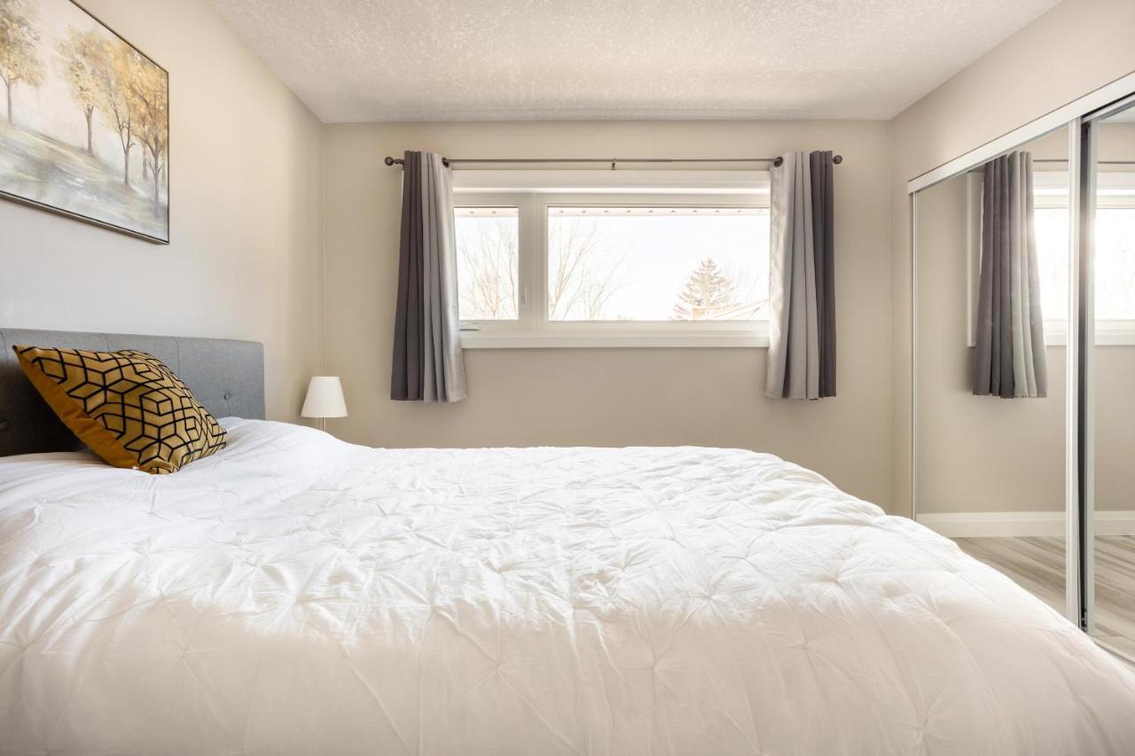 Entire 2 Bedroom Apartment Downtown - U3 วอเตอร์ลู ภายนอก รูปภาพ