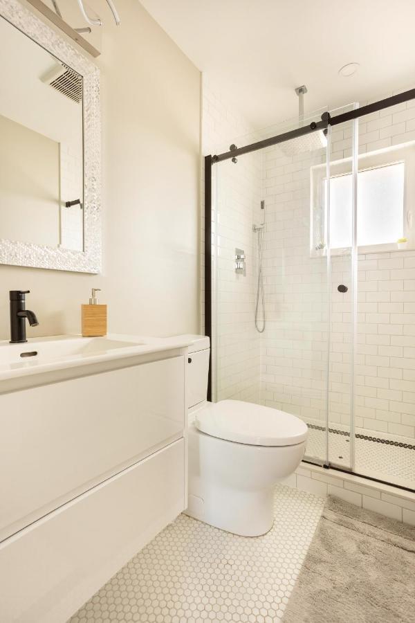 Entire 2 Bedroom Apartment Downtown - U3 วอเตอร์ลู ภายนอก รูปภาพ